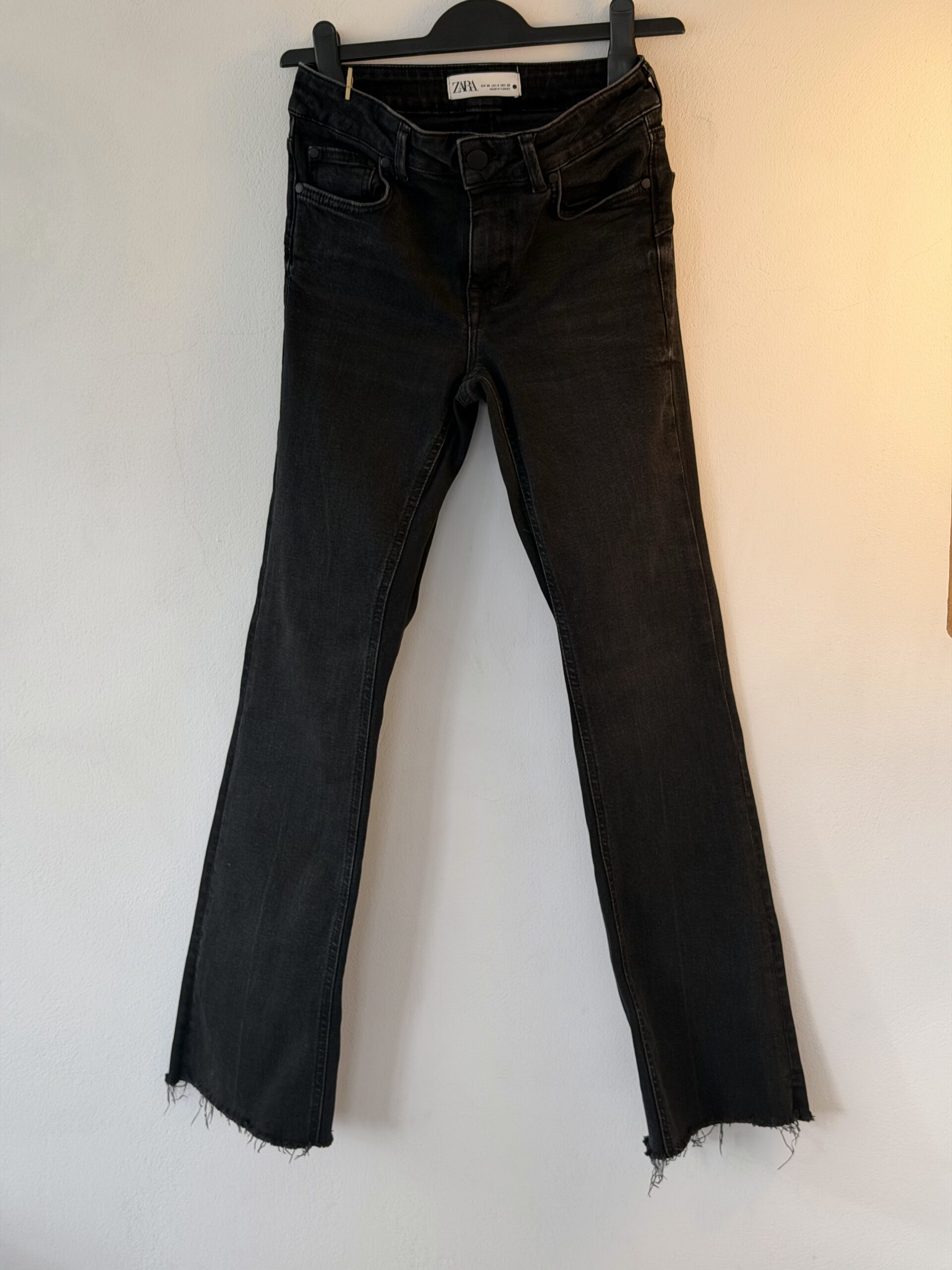👉 ZARA Black Cropped Jeans – EUR 36 – Raw Hem 1 👉 ZARA Black Cropped Jeans – EUR 36 – Raw Hem