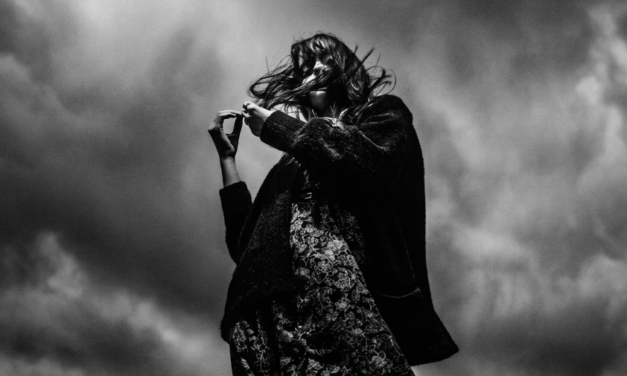 Η Τυραννία της Τελειότητας: Γιατί η Αυθεντικότητα είναι το νέο Luxury το 2026