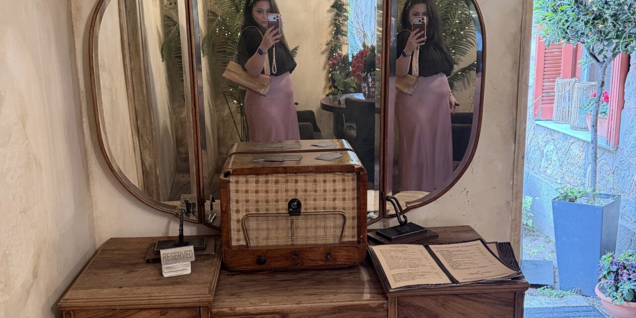 Oversized Blazer & Slip Skirt: Ο αναπάντεχος ’90s συνδυασμός που ορίζει την Άνοιξη του 2026