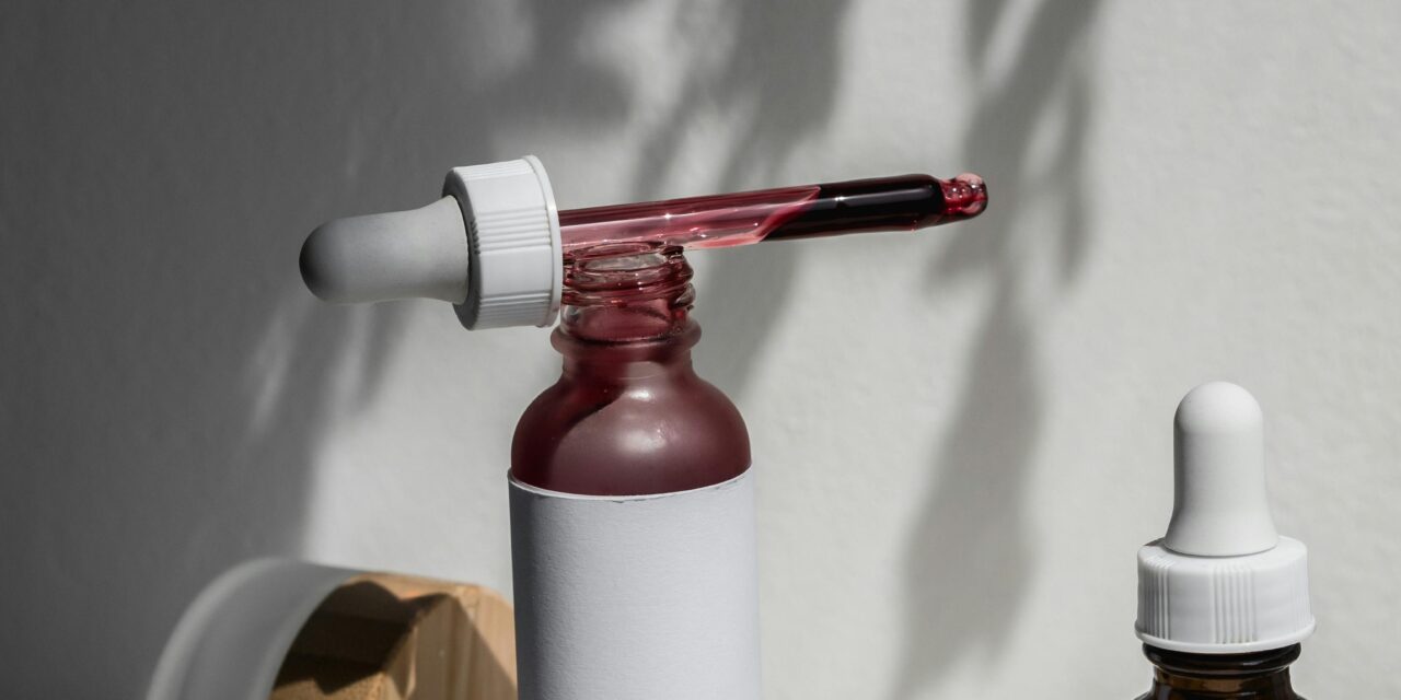 Retinol vs. Bakuchiol: Η «Μάχη των Μορίων» για την Τέλεια Επιδερμίδα