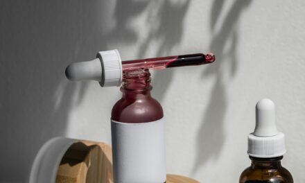 Retinol vs. Bakuchiol: Η «Μάχη των Μορίων» για την Τέλεια Επιδερμίδα